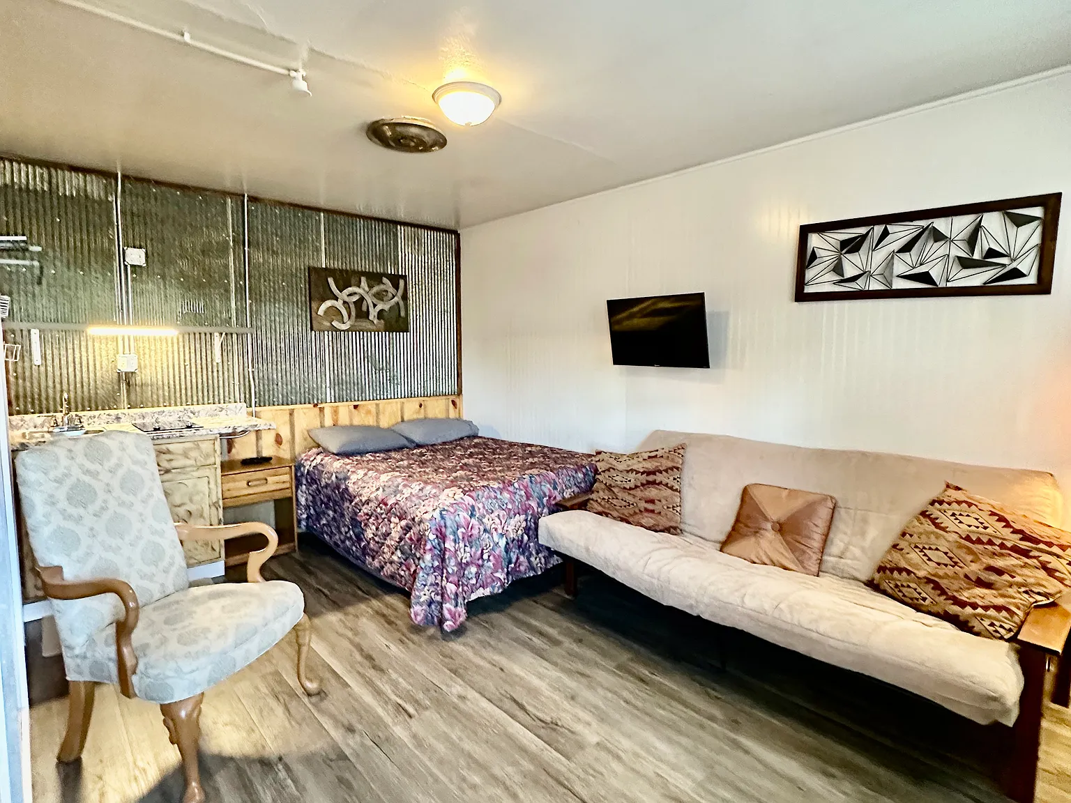 Studio, 240 sqft, $895 — Photo 2