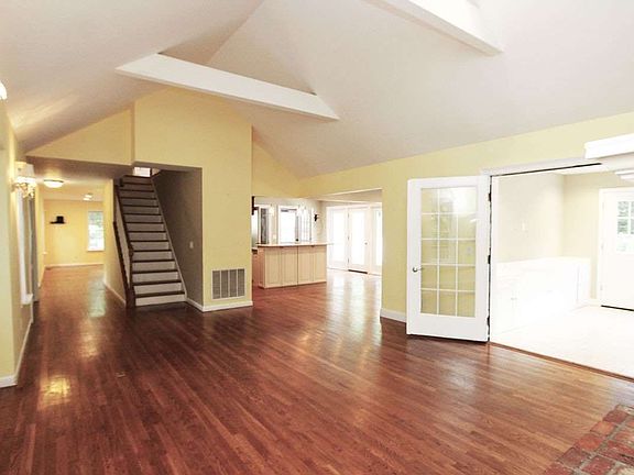 5th image of 8 Saddlebrook Ln
