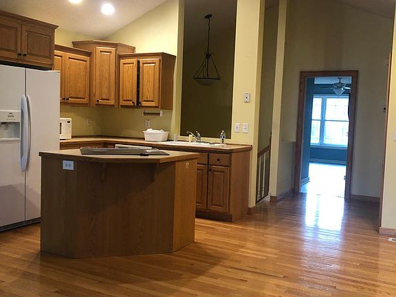 Kitchen area. The fridge was lately replaced by a brand new stainless steel refrigerator.