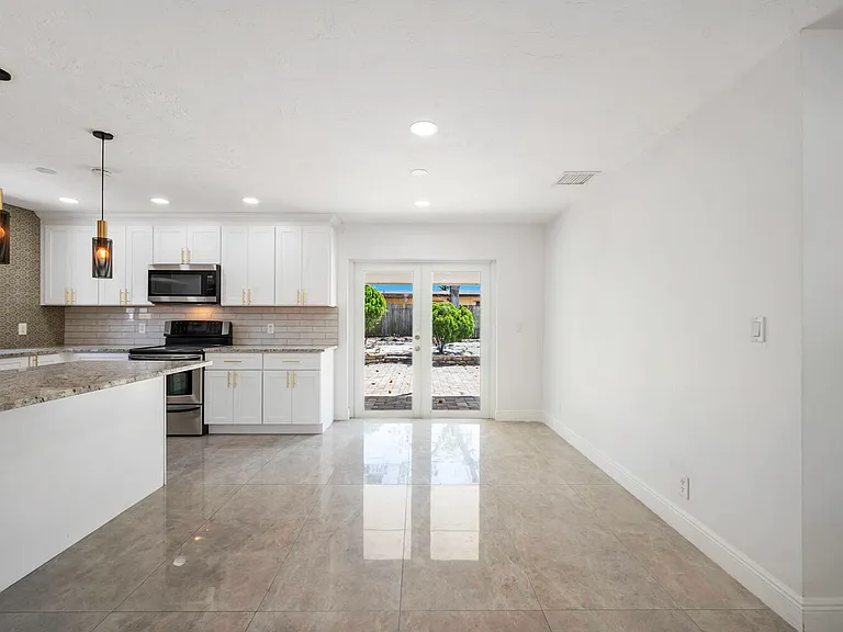2100 N Seacrest Blvd — Photo 7