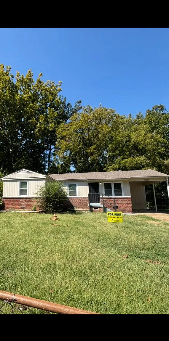 3 bed, 1.0 bath, 112 sqft, $1,250 — Photo 1