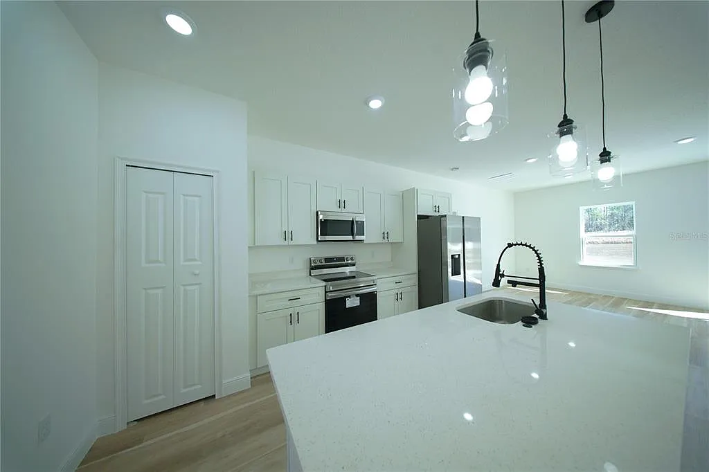 4 bed, 3.0 bath, 1865 sqft, $1,900 — Photo 3