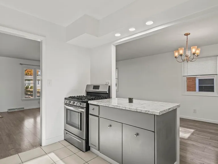 2054 Brentwood Dr — Photo 12