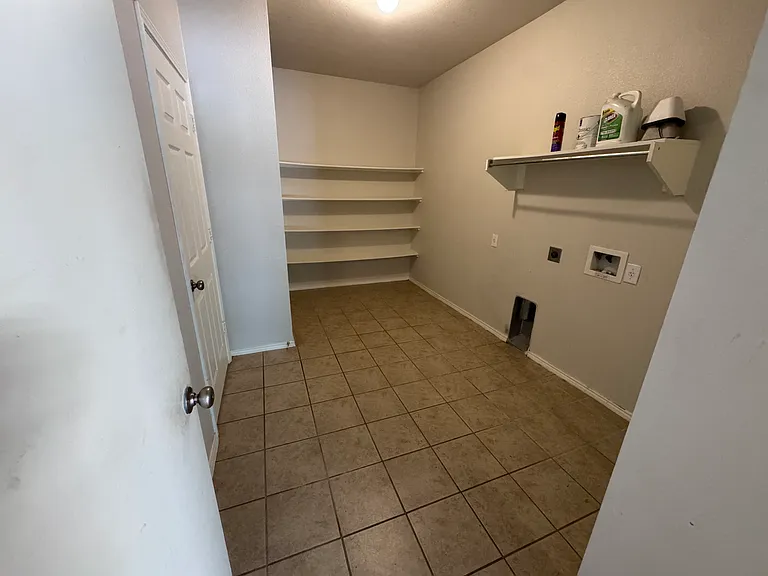 1421 Castlegar Ln — Photo 16