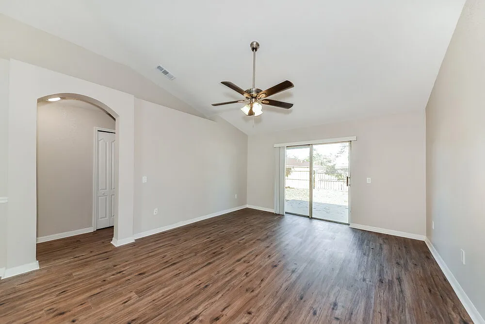 3 bed, 2.0 bath, 1380 sqft, $3,430 — Photo 3