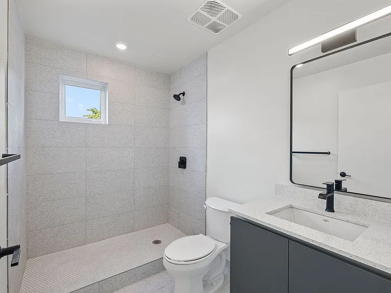 315 NW 32nd St — Photo 34