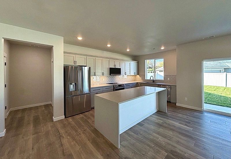 4th image of 494 N Ruddy Street