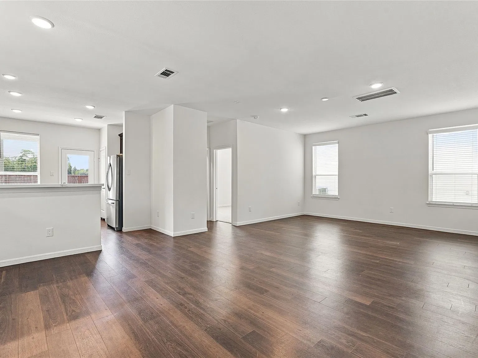 4 bed, 3.0 bath, 2043 sqft, $2,450 — Photo 4
