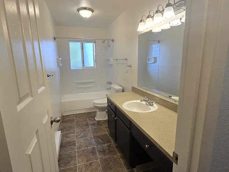 Ashley Court Apartments — Photo 9