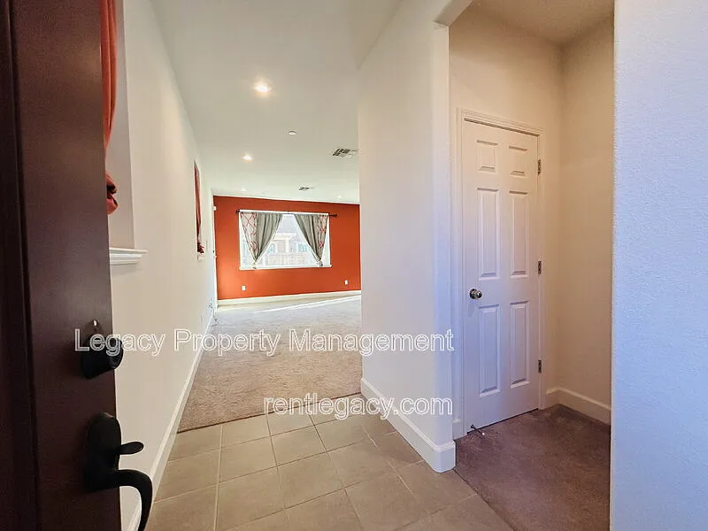 4 bed, 3.0 bath, 1942 sqft, $3,450 — Photo 3