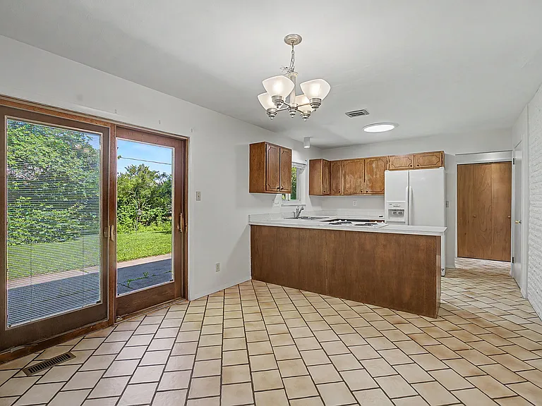 819 Gleneagle Dr — Photo 8
