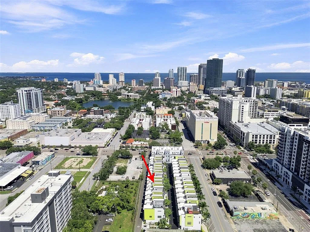 2 bed, 2.5 bath, 1590 sqft, $4,500 — Photo 2