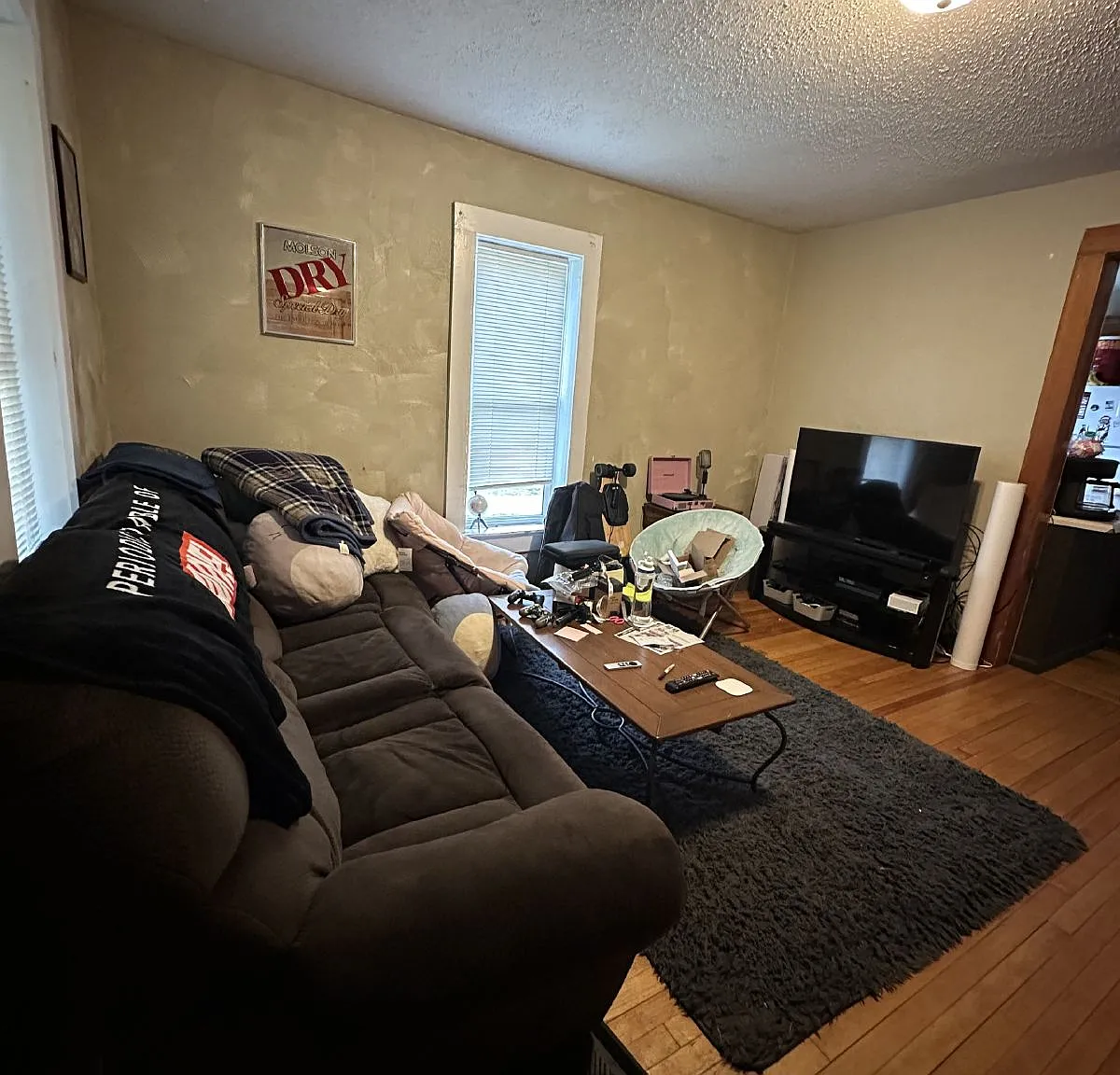 3 bed, 1.0 bath, 854 sqft, $470 — Photo 2