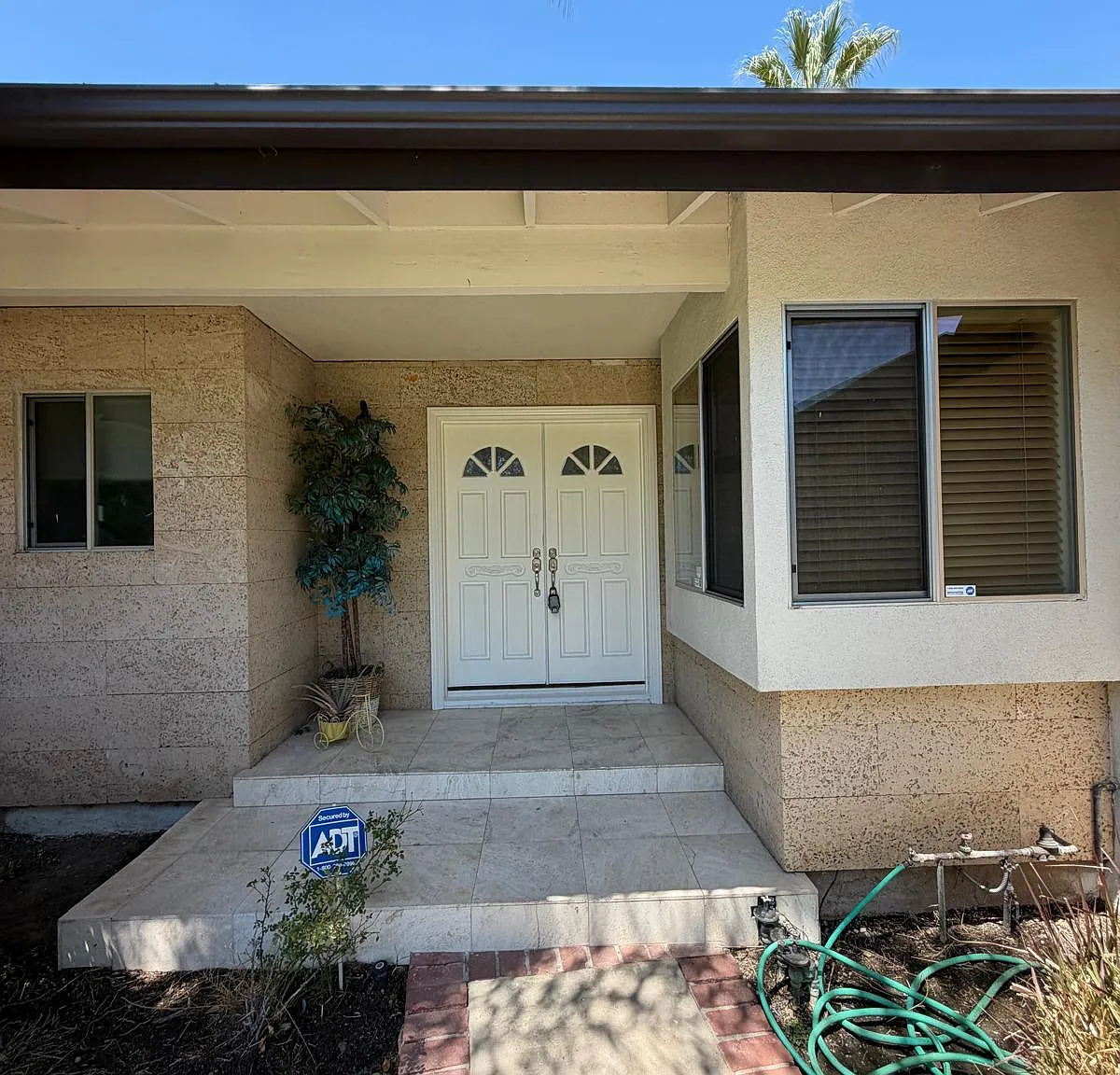 3 bed, 1888 sqft, $5,850 — Photo 1