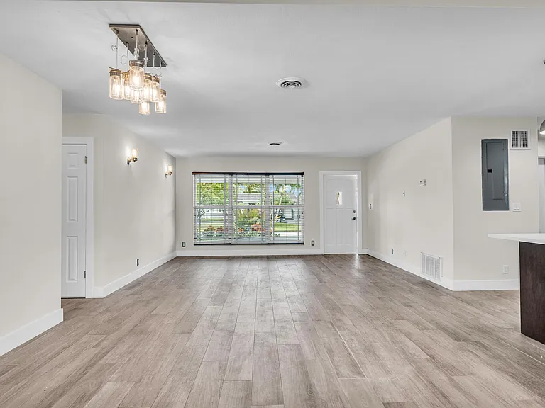 921 SE 15th Ct — Photo 14