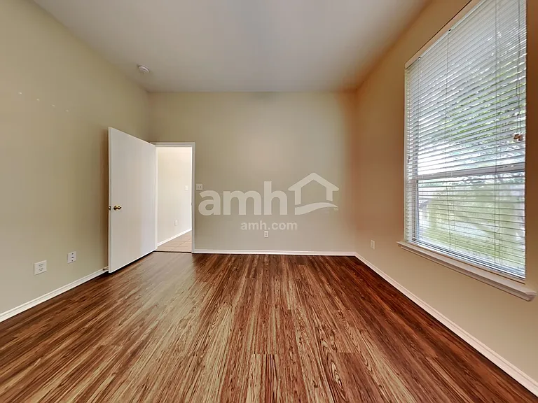 809 Dixon Ln — Photo 11