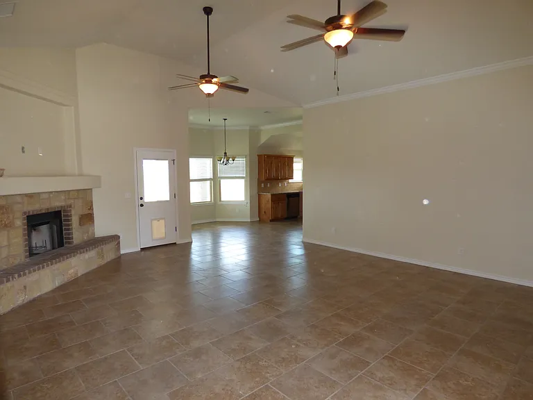 2007 Lindsey Dr — Photo 3