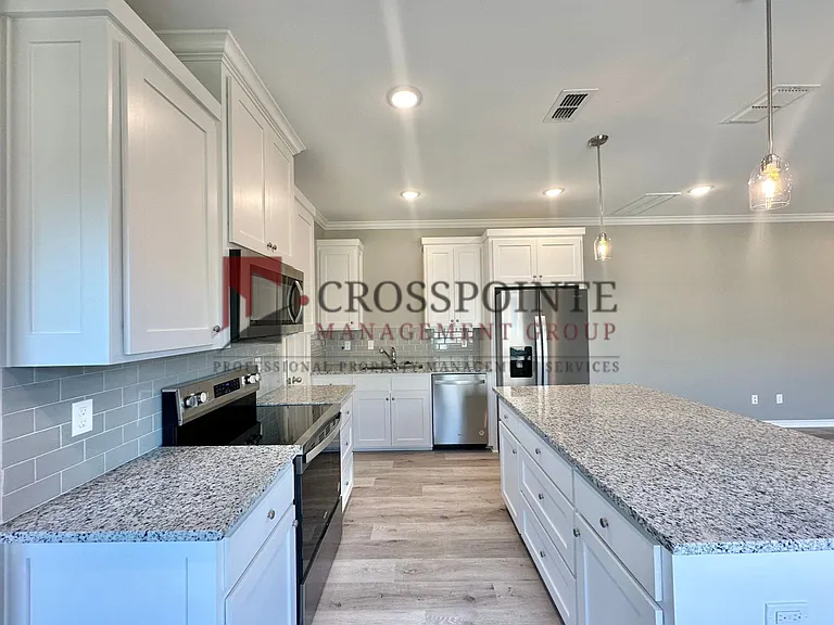 3 Bedroom 2.5 Bathroom Townhomes At Villa Rosa! Now Offering 1/2 Off First Full Months Rent! — Photo 7