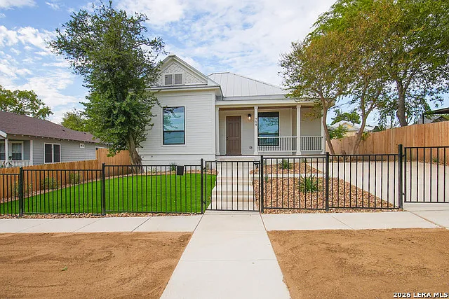 719 Dakota St