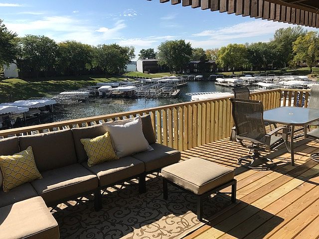 Fantastic deck & lake view!