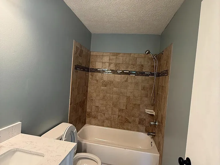 805 London Ct — Photo 32