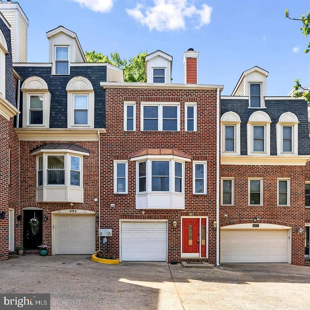 Courtland Manor — Photo 1