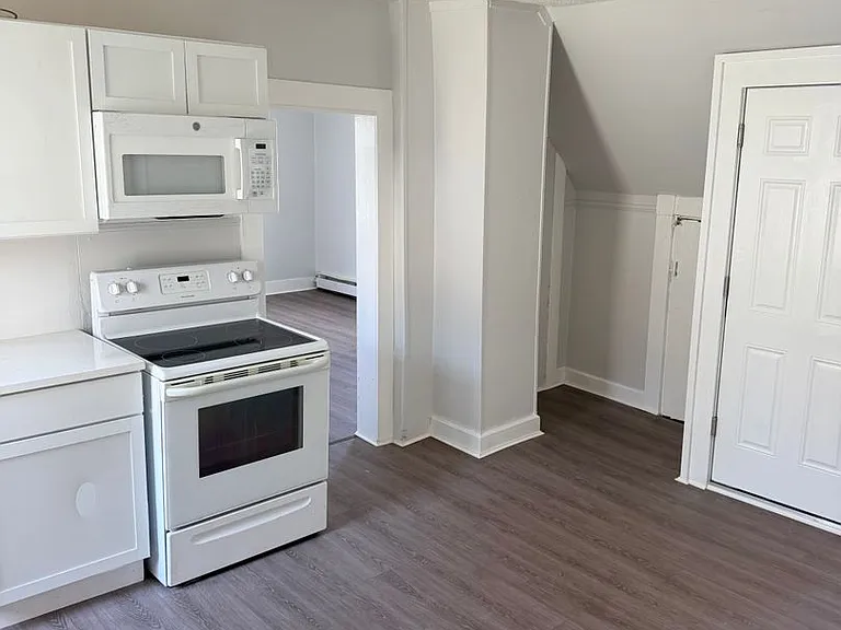 221 Fairview St — Photo 1