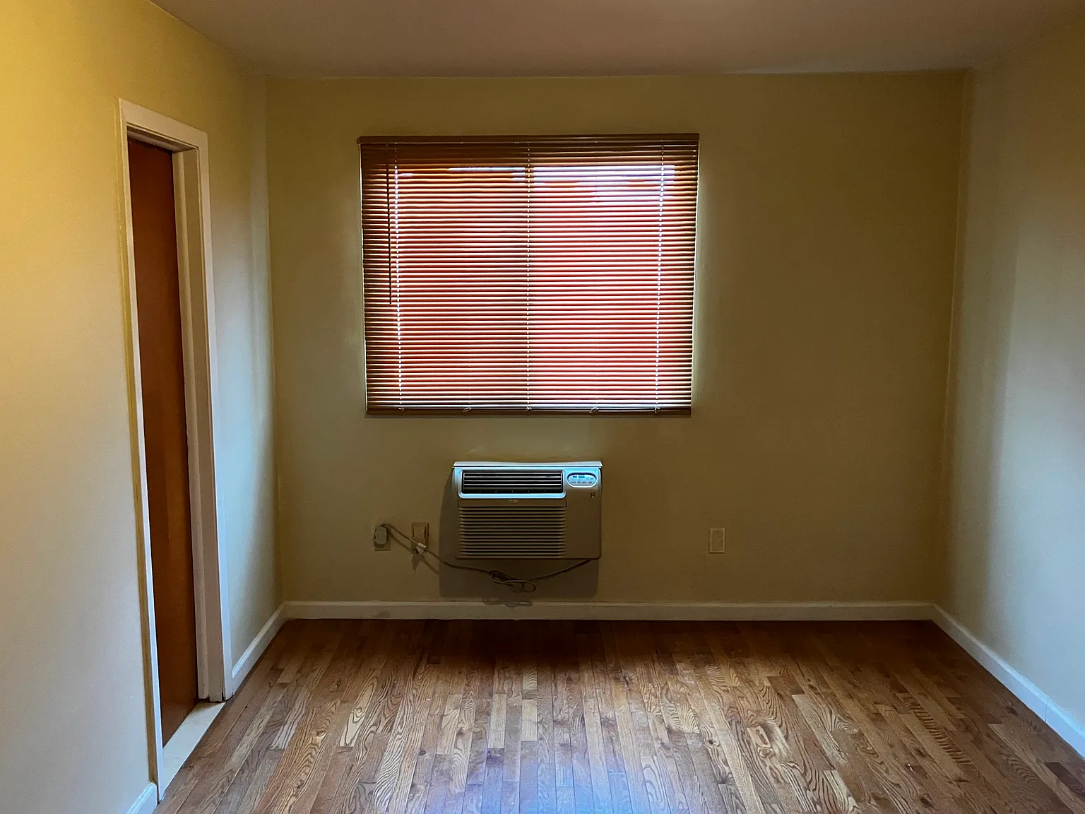 2828 James St — Photo 2