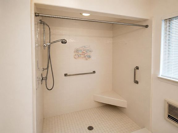 5th image of 2560 Elm Ave