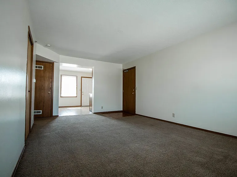 707 Golfcrest Rd S — Photo 2