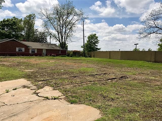 2nd image of 901 SE Greystone Pl