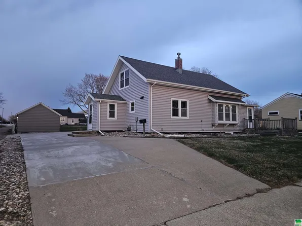513 Colorado Ave NW, Orange City, IA 51041