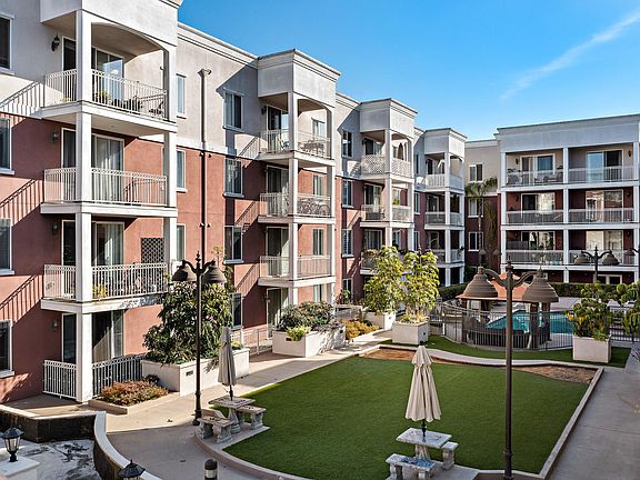3rd image of 3740 Santa Rosalia Dr #321