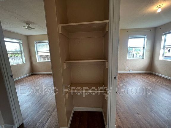 5th image of 211 Oak St