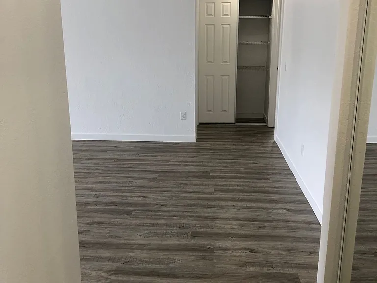 2839 Thorndyke Ave W — Photo 13