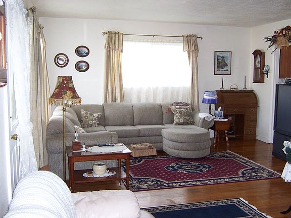 Hardwood floors in a comfortable living room!