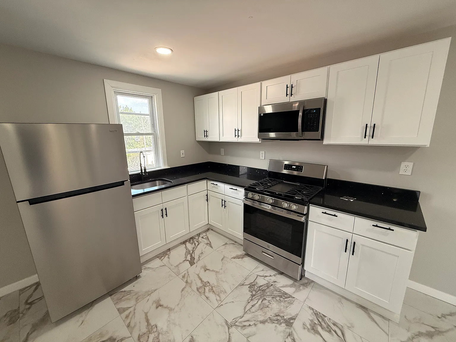 4 bed, 1300 sqft, $3,800 — Photo 2