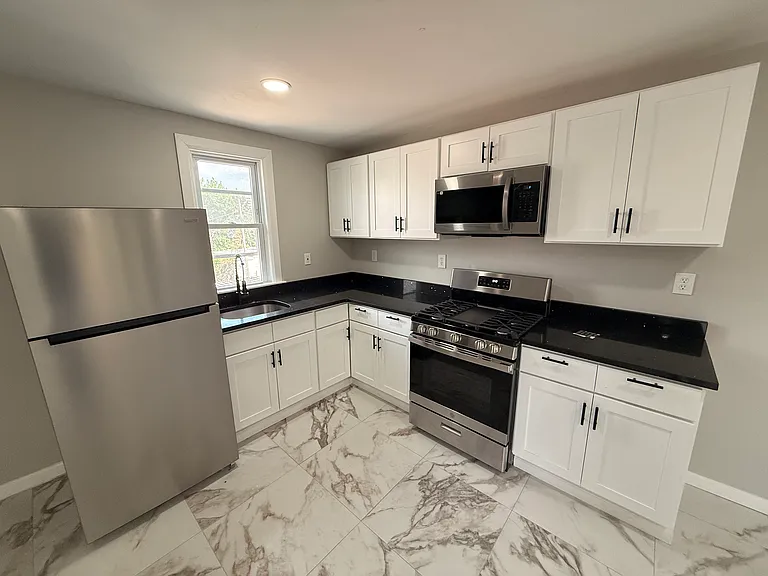 41 Howe St #2R — Photo 2