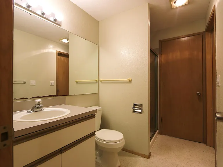 547 NE Ravenna Blvd — Photo 8