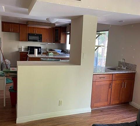 Wet Bar between kitchen and living room