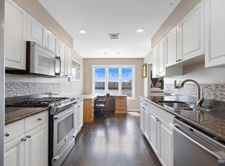 305 Rutledge Ct #Q305, Edgewater, NJ 07020