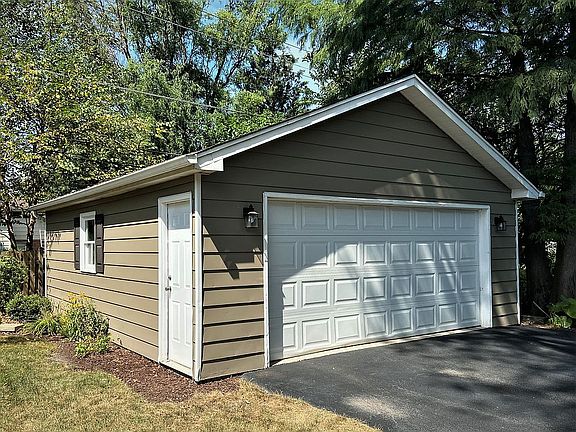 2 1/2 Car Garage