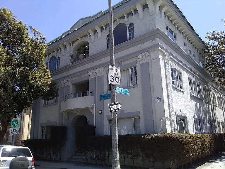 1302 E 3rd St — Photo 1