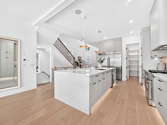 5th image of 507 N 26th Ave NE