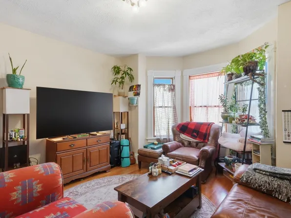 117 Chestnut St #2, Waltham, MA 02453