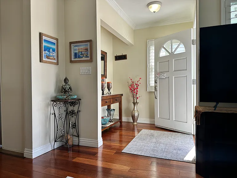 2048 N Screenland Dr — Photo 4
