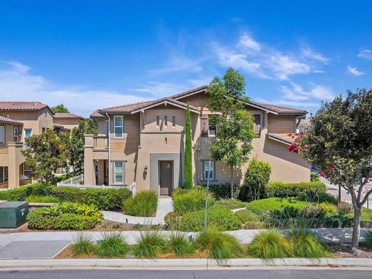 3 bed, 2.5 bath, 1681 sqft, $4,750 — Photo 3