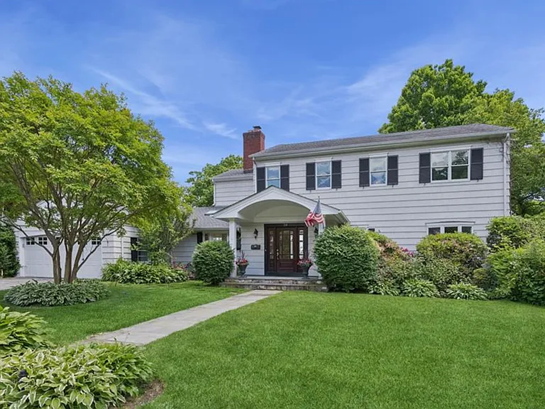 54 Shore Dr — Photo 1