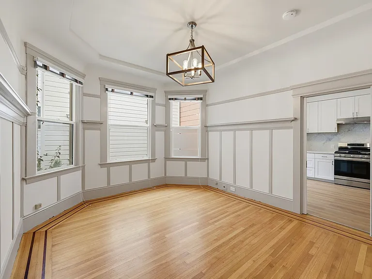 Large and bright living room, with entrance to the kitchen on the right