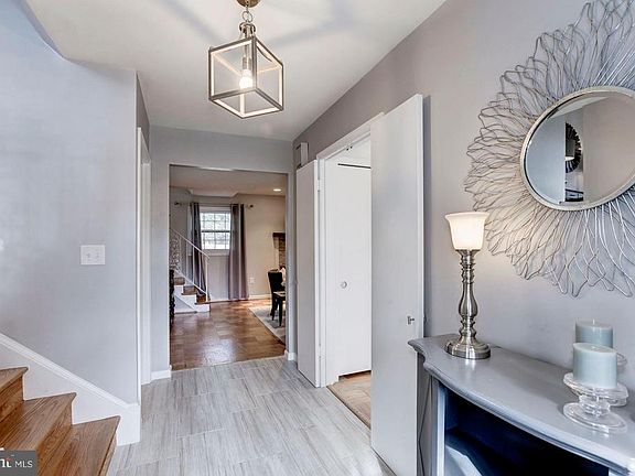 3rd image of 10324 Dickens Ave